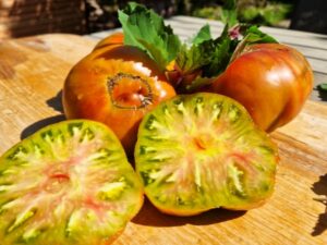 Ananas noire aufgeschnitten, Fruchtfleisch mehrfarbig